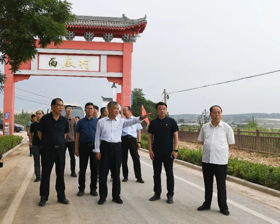 楊建軍就項目建設 鄉村(cūn)振興等工(gōng)作進行調研并開(kāi)展入企服務